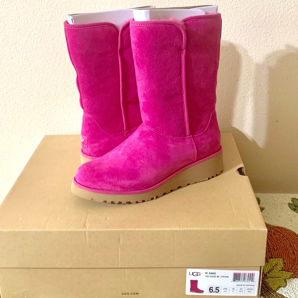 NIB UGG Amir Fuchsia Boots